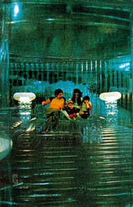 quasar mit familie in aufblasbarer umgebung.